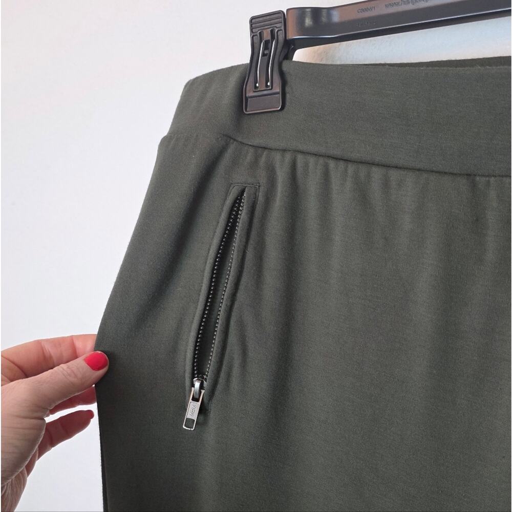 TORRID Relaxed Fit Jogger Lightweight Ponte Mid-Rise Pant In Green Plus Size 2X - Picture 6 of 13